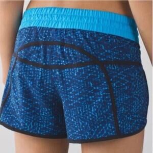 Lululemon Shorts Women 6 Blue Tracker Samba Snake Athletic Workout Gym Run Swift